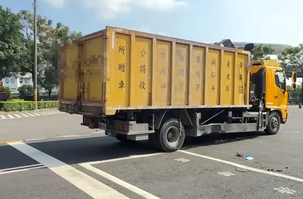 陳女被撞後受傷倒地不起，一度意識模糊，所幸經緊急送醫後並無生命危險。（圖／翻攝畫面）