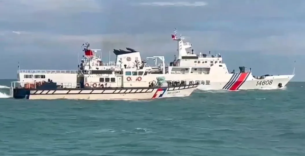 大陸海警船闖金門海域海巡船艇併行驅離。（圖／翻攝畫面）