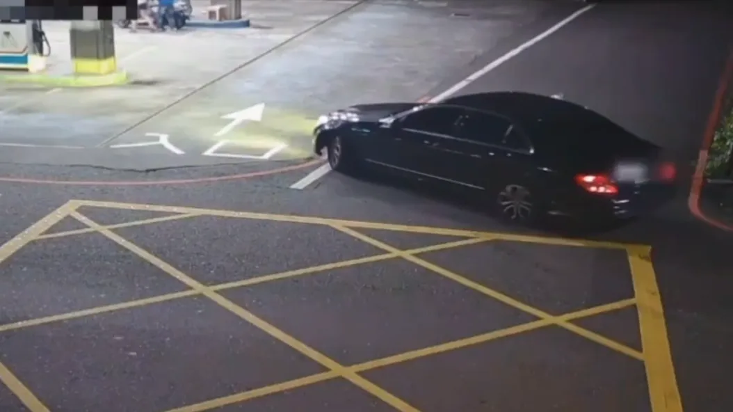 該賓士男疑似掛假車牌，目前警方已追查到相關車輛。（圖／翻攝畫面）
