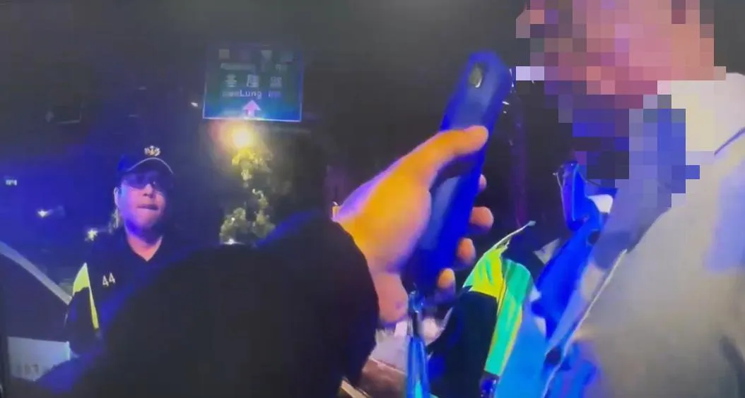 警方對劉男實施酒測。(圖/翻攝畫面)