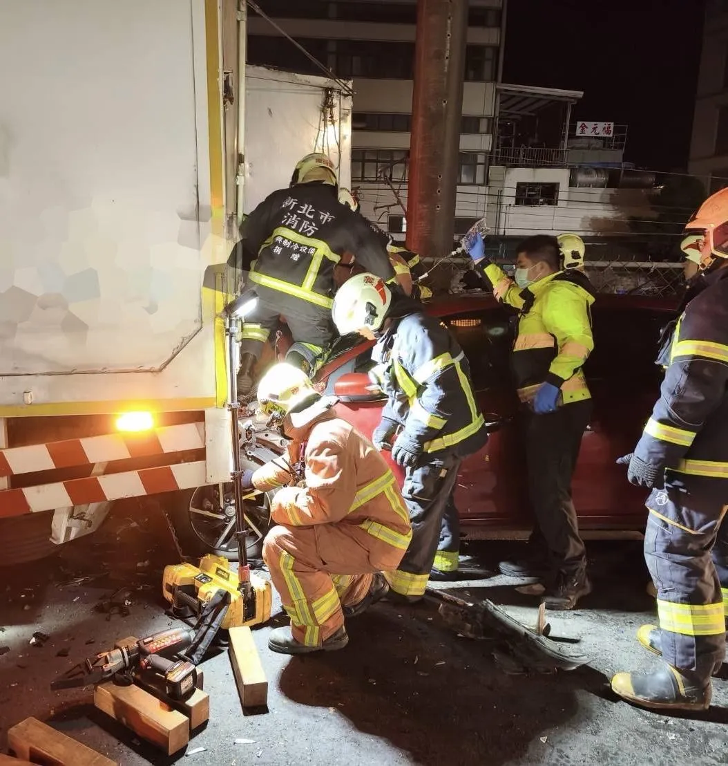 新北鶯歌24日凌晨發生嚴重車禍，傷者命危送醫搶救。（圖／警方提供）