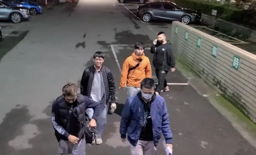 3名員警晚間被帶往新北檢複訊。（圖／翻攝畫面）