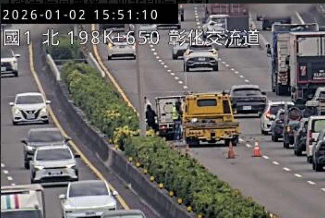 國道一號南向199公里處彰化縣彰化市埔鹽系統發生一起三車連環車禍。（圖／台南道路救援張家班群友提供）