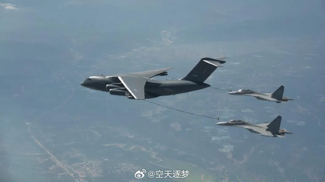 中埃「文明之鷹-2026」聯演，運油-20A為殲-16空中加油。（圖／翻攝微博「空天逐夢」）