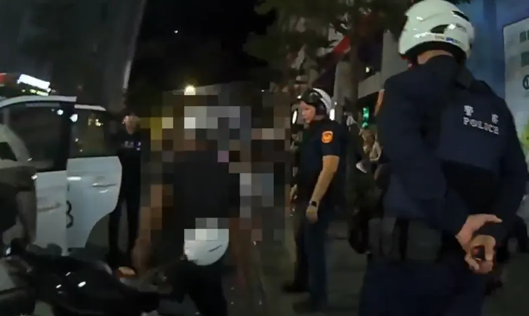 警方到場逮捕黃男並起獲2把水果刀。（圖／警方提供）