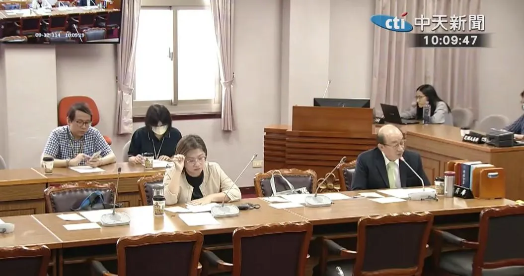 立法院朝野協商，民進黨團總召柯建銘出席，且恢復正常，發言直說主題，沒有扯其他話題。（中天新聞）