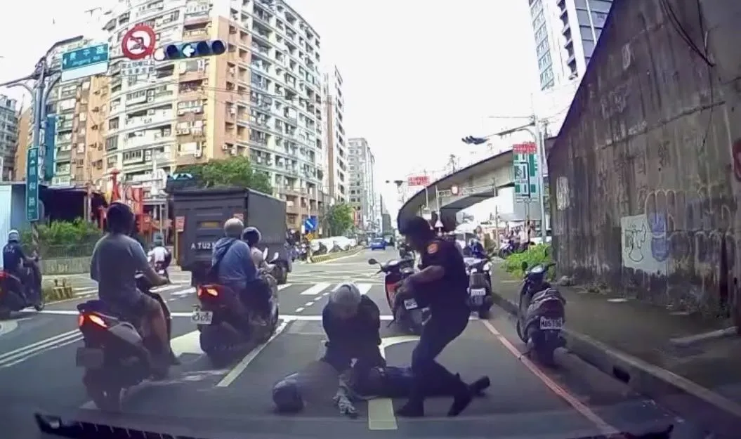 老翁騎機車突然昏倒無呼吸心跳員警CPR搶救。(圖/翻攝畫面)