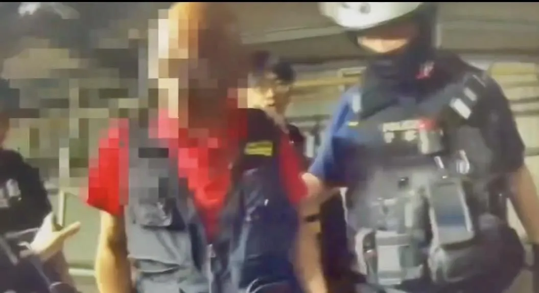 男子持刀恐嚇路人遭警方逮捕。（圖／翻攝畫面）