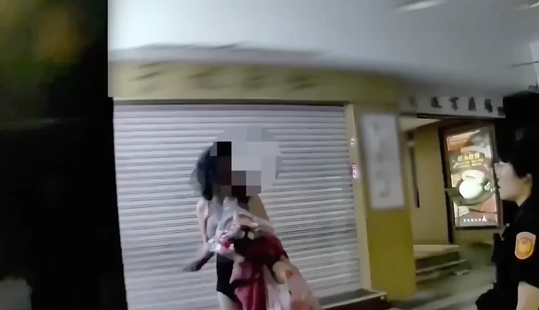 西門町驚見女子揮舞美工刀民眾嚇壞急報警。（圖／警方提供）