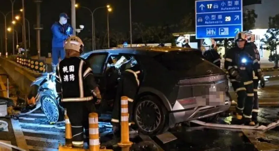 楊梅休息站發生嚴重車禍。（圖／翻攝畫面）