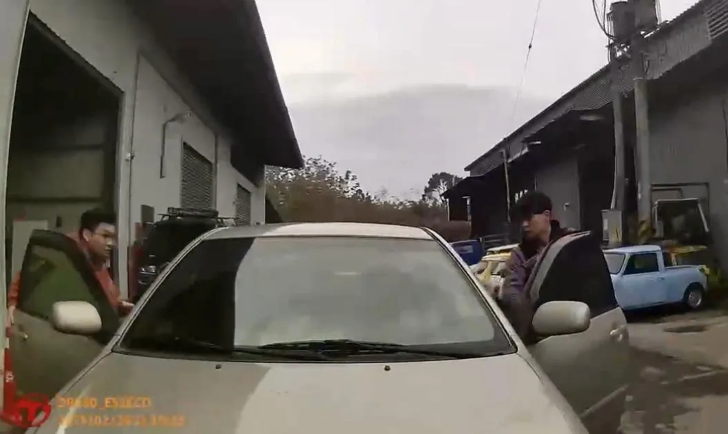 警方拘捕涉案嫌犯。(圖/翻攝畫面)