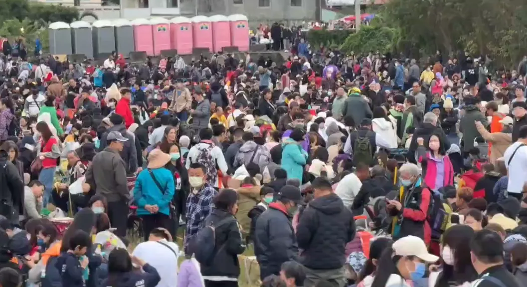 南投竹山紫南宮今(1日)發放丙午馬年錢母，吸引高達10萬人參與。（圖／中天新聞）