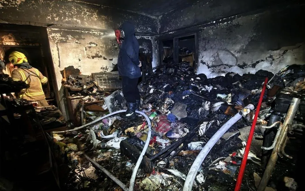 火場內牆壁被驗出殘留電量。（圖／翻攝畫面）