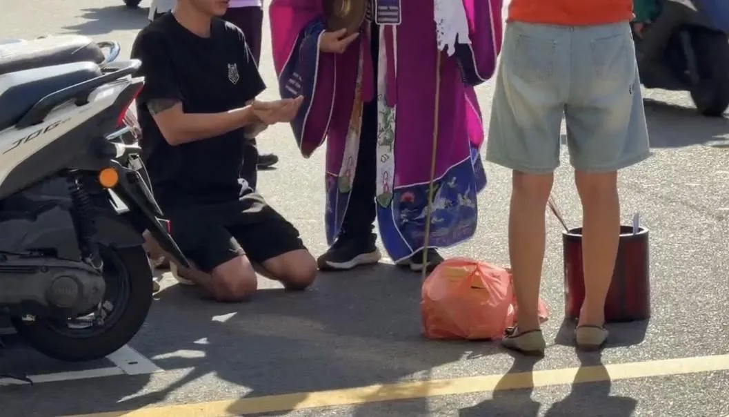 女護理師弟弟遲遲擲不出聖筊。(圖/翻攝畫面)