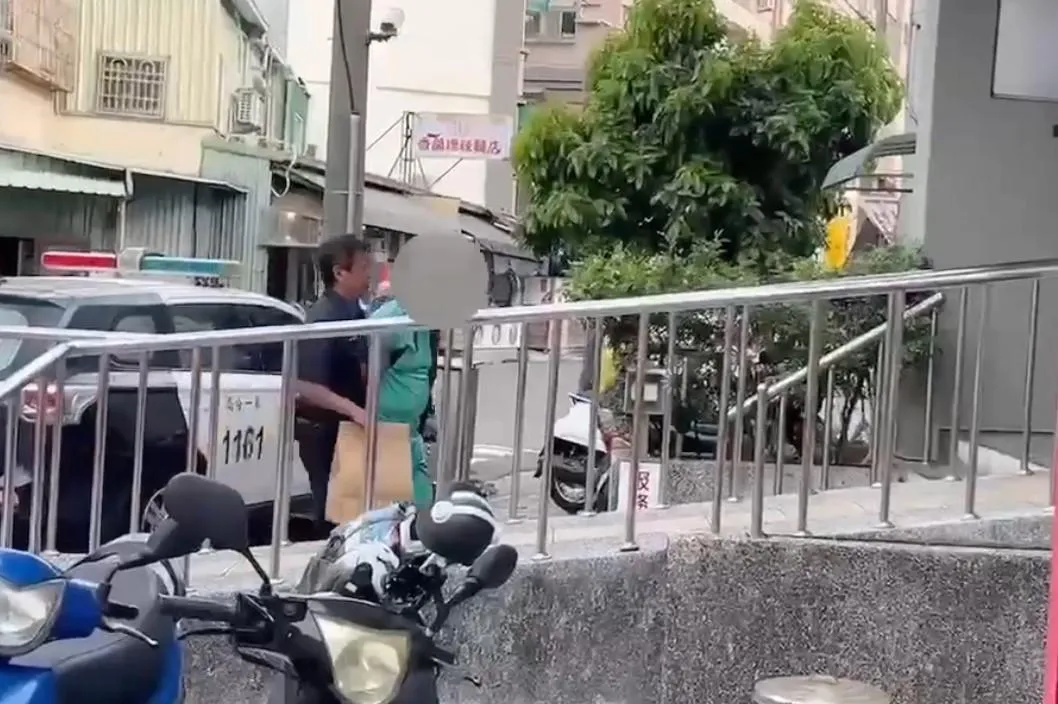 49歲的趙姓男子持水果刀猛刺老父2刀，導致趙父身亡，隨後打電話報警自首。（圖／中天新聞）