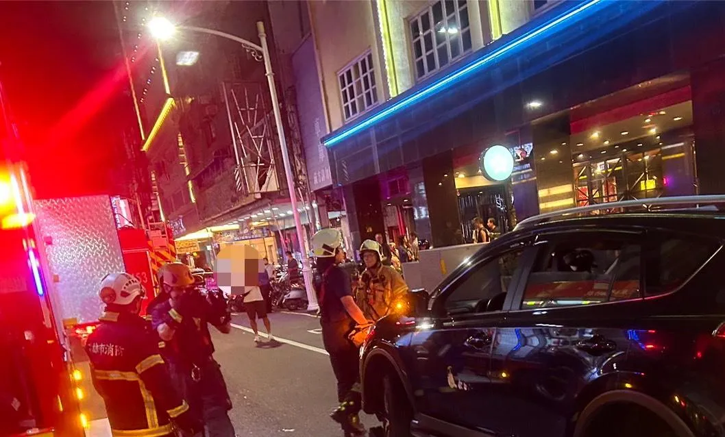 警消人員到場發現丁男卡車底，緊急將他救出送醫。（圖／警方提供）