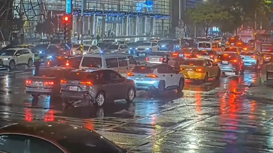 汐止、南港地區昨（17）日晚間大塞車。（圖／警方提供）