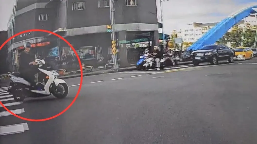 男子因逆向違規遭警方攔下。（圖／翻攝畫面）