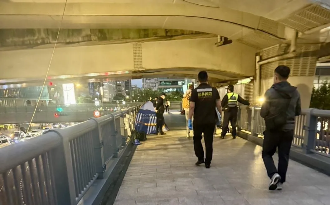 台北車站旁天橋一名男子死亡警方封鎖現場採證。(圖/翻攝畫面)