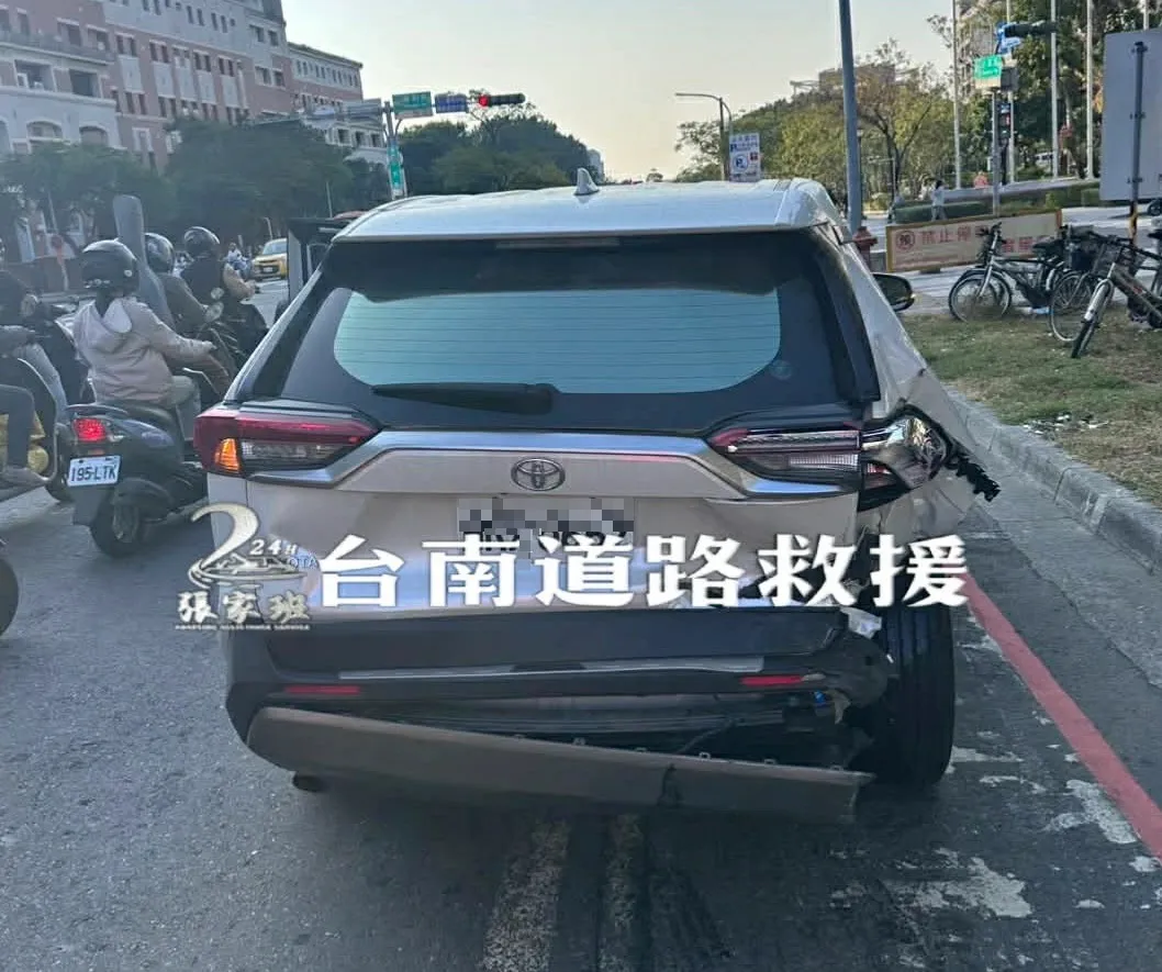 有「傷勢」看似較輕的汽車車尾破損。（圖／台南道路救援張家班授權提供）