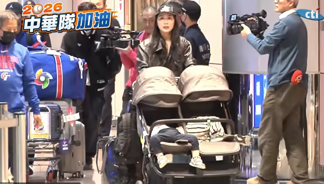 陳傑憲的妻子則推著2個嬰兒車,嬰兒車中陳傑憲幼子似乎已經累到睡着。(圖/中天新聞)