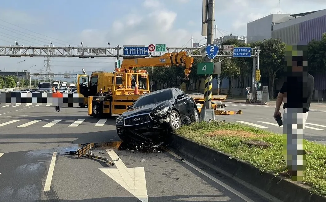 車輛失控衝撞中央分隔島。(圖/翻攝畫面)