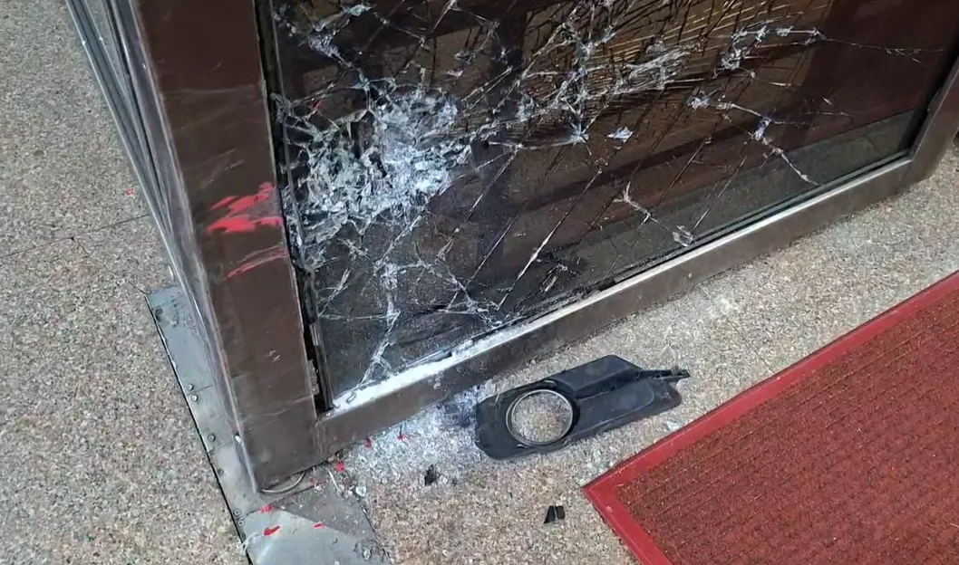 門口遭撞碎裂。（圖／翻攝畫面）