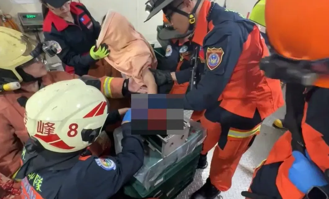 消防人員費時將近1小時破壞機器後，女子左手才終於脫困。（圖／新北消防局提供）