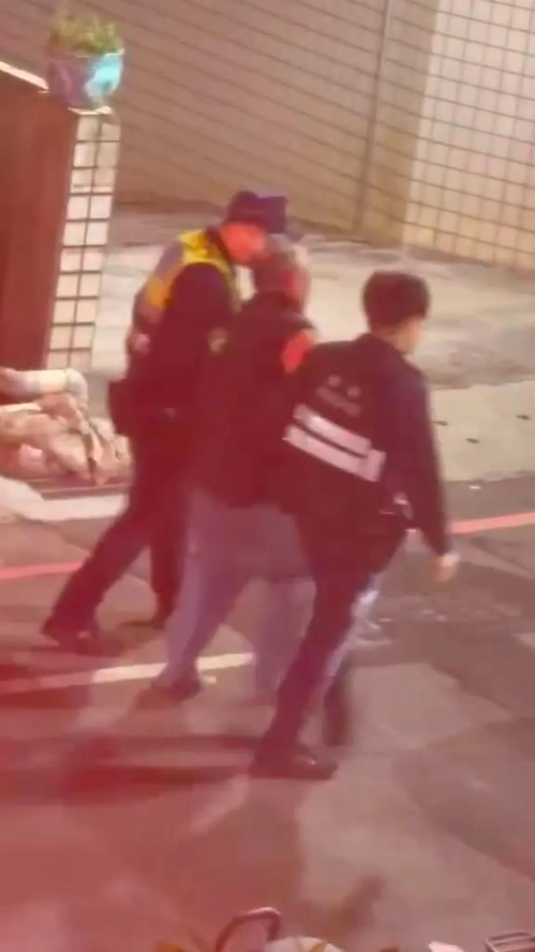 林男被逮捕。(圖/網友ahdj999授權提供)