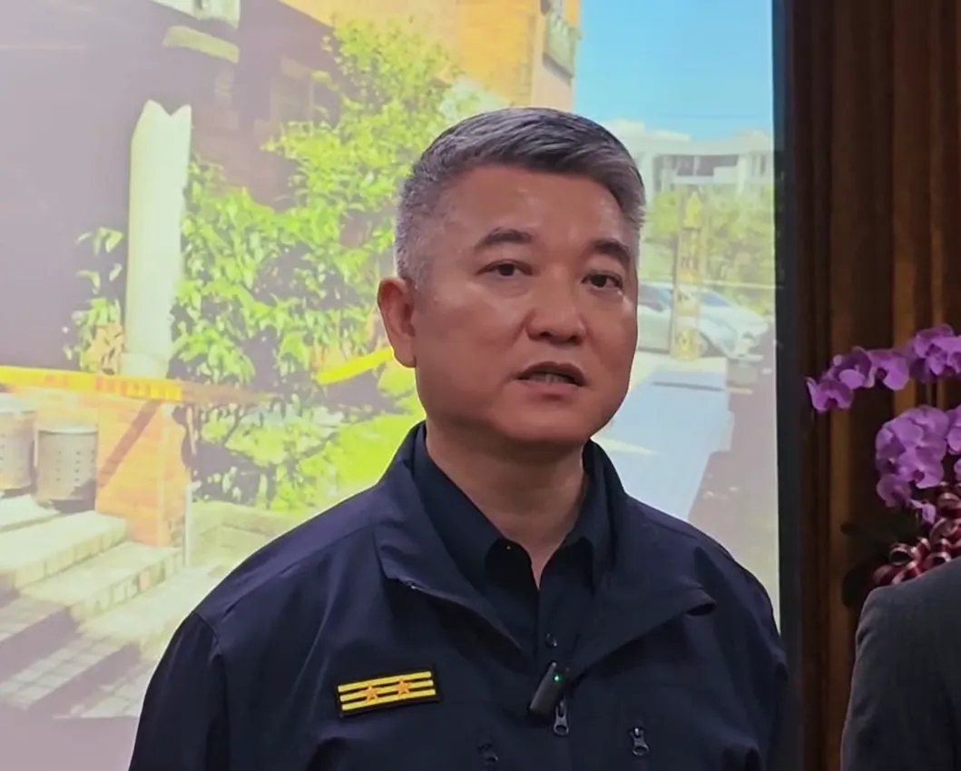 宜蘭市1對姊弟14日將家門前的不明包裹帶回家中2樓拆開,不料發生爆炸,宜蘭縣警局局長陳金城表示包裹與爆裂物有關,且是親送到洪姓姊弟家門。(圖/翻攝畫面)