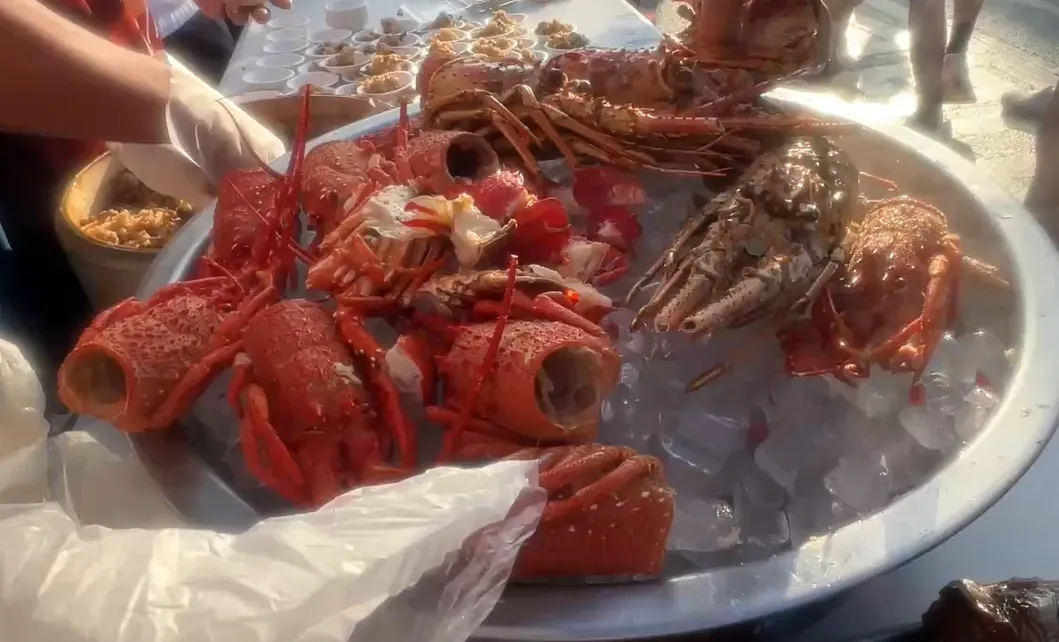 補給站食物選擇豐富（圖／翻攝畫面，下同）