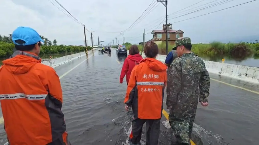 屏東猛烈雨勢造成多地傳出災情。(圖/中天新聞)