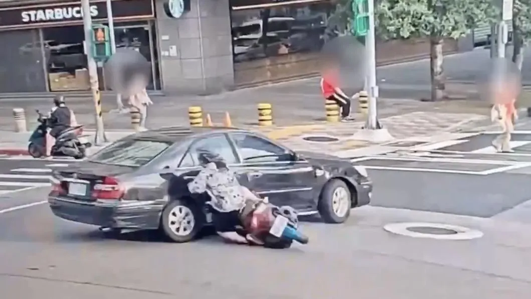 北市萬華區下午發生一起車禍。（圖／翻攝畫面）