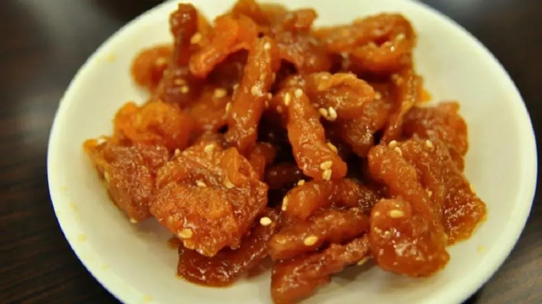 大部分民眾直至今日才知道，豆棗其實是以炸過的豆皮為基底，再經過熬煮調味而成。(圖／翻攝自爆廢公社)