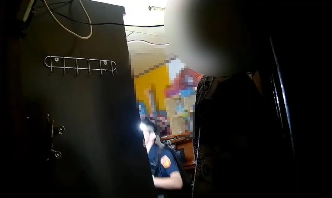 警方已經趕到現場，當場嚇得女子淚流滿面。（圖／翻攝畫面）