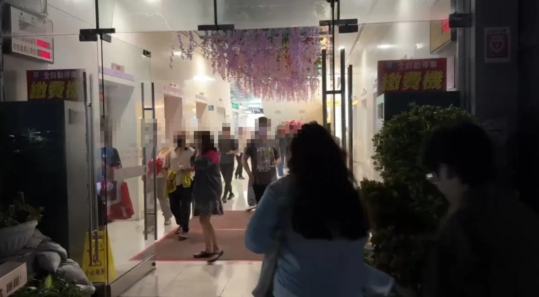 高雄市苓雅區三多商圈的大遠百百貨公司11日晚間7時許發生大規模停電事故。（圖／翻攝畫面）