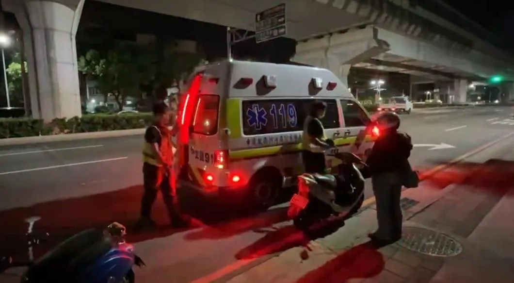 警消獲報後趕抵現場，立即將2名傷者送往中國醫藥大學附設醫院治療。（圖／翻攝畫面）