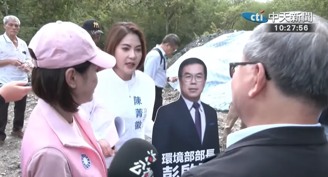 現場放出彭啓明的人行看板。（圖/中天新聞）