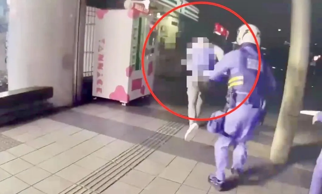 男子突然衝進超商搶員警手機。（圖／翻攝畫面）