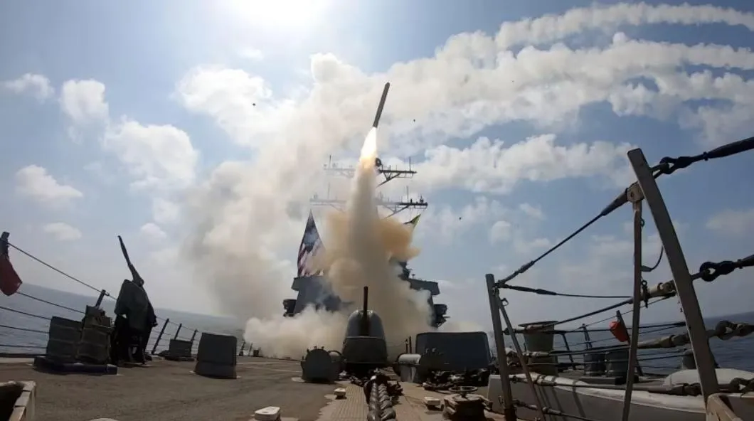 美軍艦艇發射飛彈。(圖/美聯社)