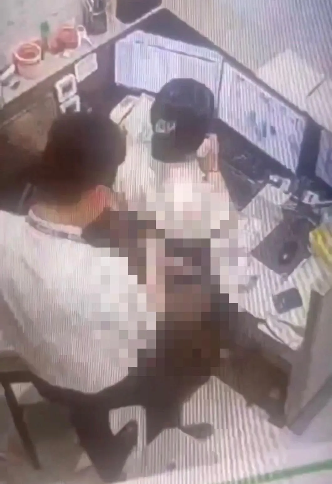 另一段影片則是男保全直接將秘書女友的裙子掀起「觀賞」。（圖／記者爆料網）