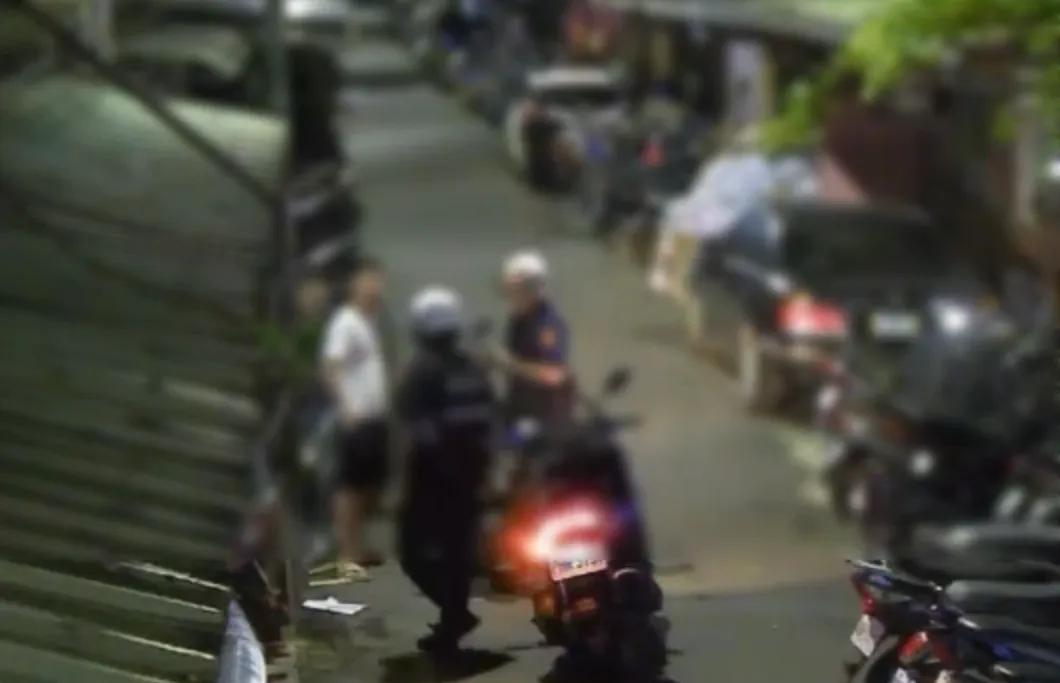 新北市新莊區中華路二段與昌盛街口今（25）日晚間7點多發生圍毆事件。（圖／中天新聞）