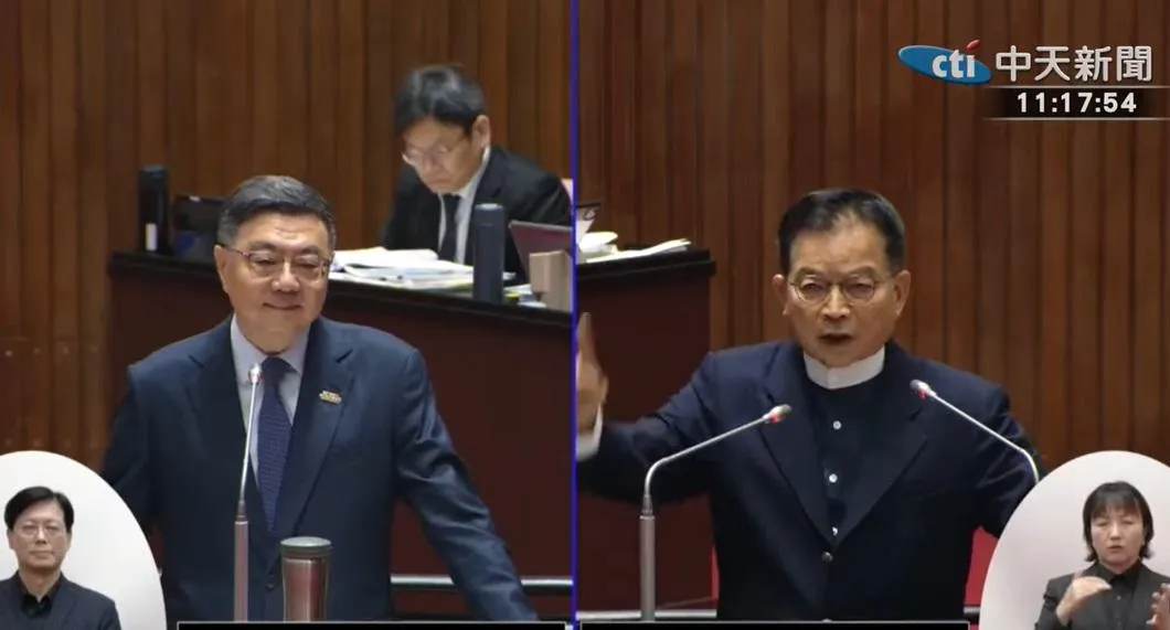 國民黨立委賴士葆在立法院會質詢行政院長卓榮泰有關普發2萬元議題。（圖／中天新聞）