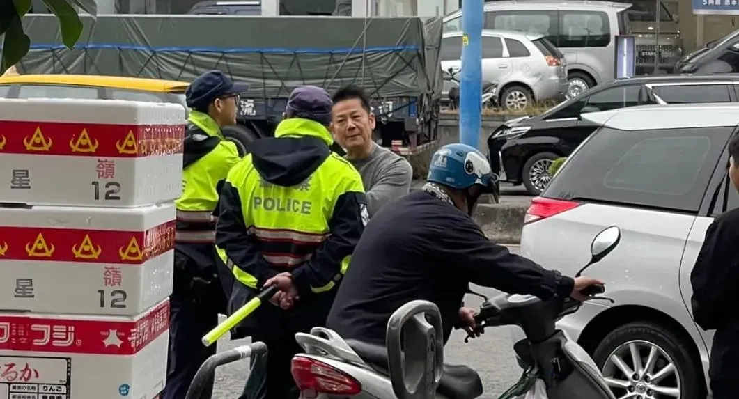 徐乃麟與員警理論過程被網友拍下。(圖/翻攝自臉書爆料公社二社)