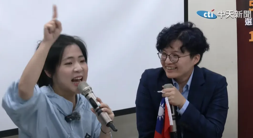 政治評論員吳靜怡（Grace）７日以在地選民的身分，去徐巧芯的場子，原以為被邀請上台辯論可以踢館，未料反被圍剿電爆。（圖／中天新聞）