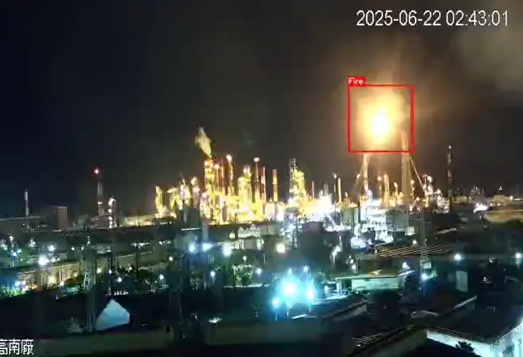 高雄中油大林廠今天（22）日凌晨發生燃燒塔異常事件。（圖／高雄市環保局提供）