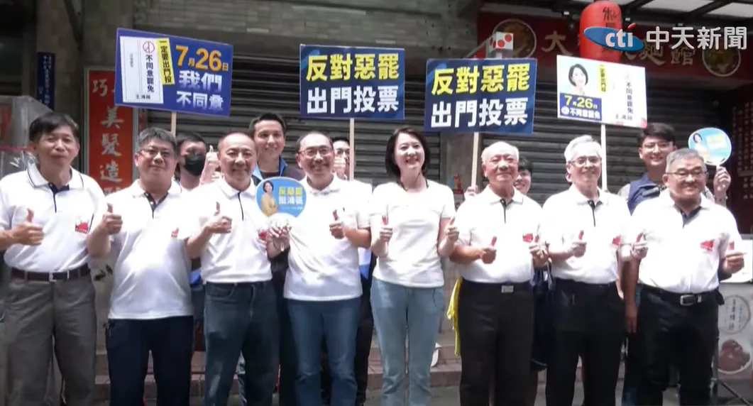 侯友宜29日陪同立委王鴻薇前往台北市中山區謙和市場掃街。（圖/中天新聞）