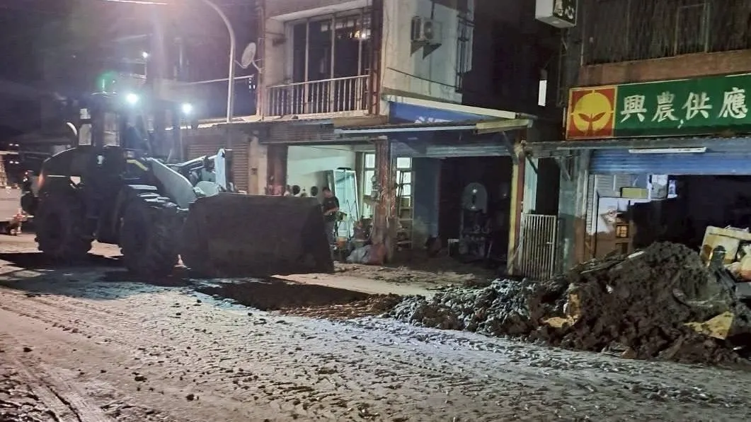 第53工兵群721F裝土機夜間協助道路清淤。(圖/第6軍團)