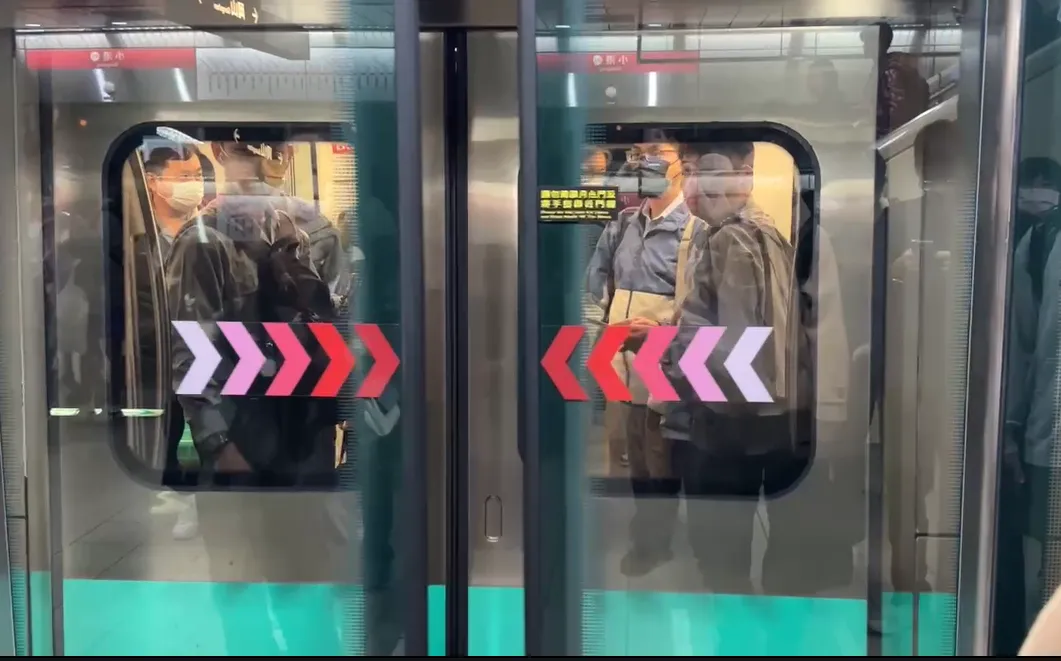 今天清晨6時57分，R4國際機場站下行列車有故障訊息需要回廠查修。（圖／中天新聞，下同）