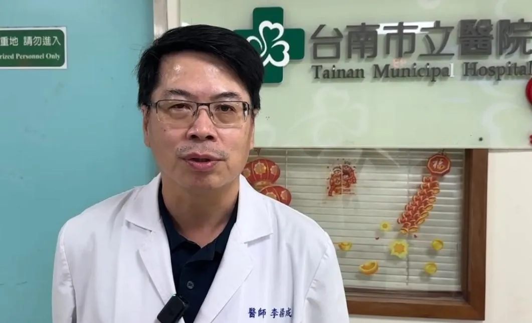 台南市立醫院副院長李楊成說明,急診醫師在處理患者時察覺可能涉及食物中毒,隨即由感控醫師介入,除進行檢體採集外,同時向台南市衛生局通報。(圖/中天新聞)